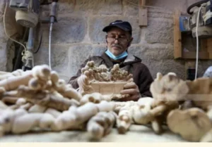 وزارة الثقافة: إدراج “فن الحفر على خشب الزيتون” و”صناعة الزجاج الخليلي” على قائمة “الإيسيسكو”